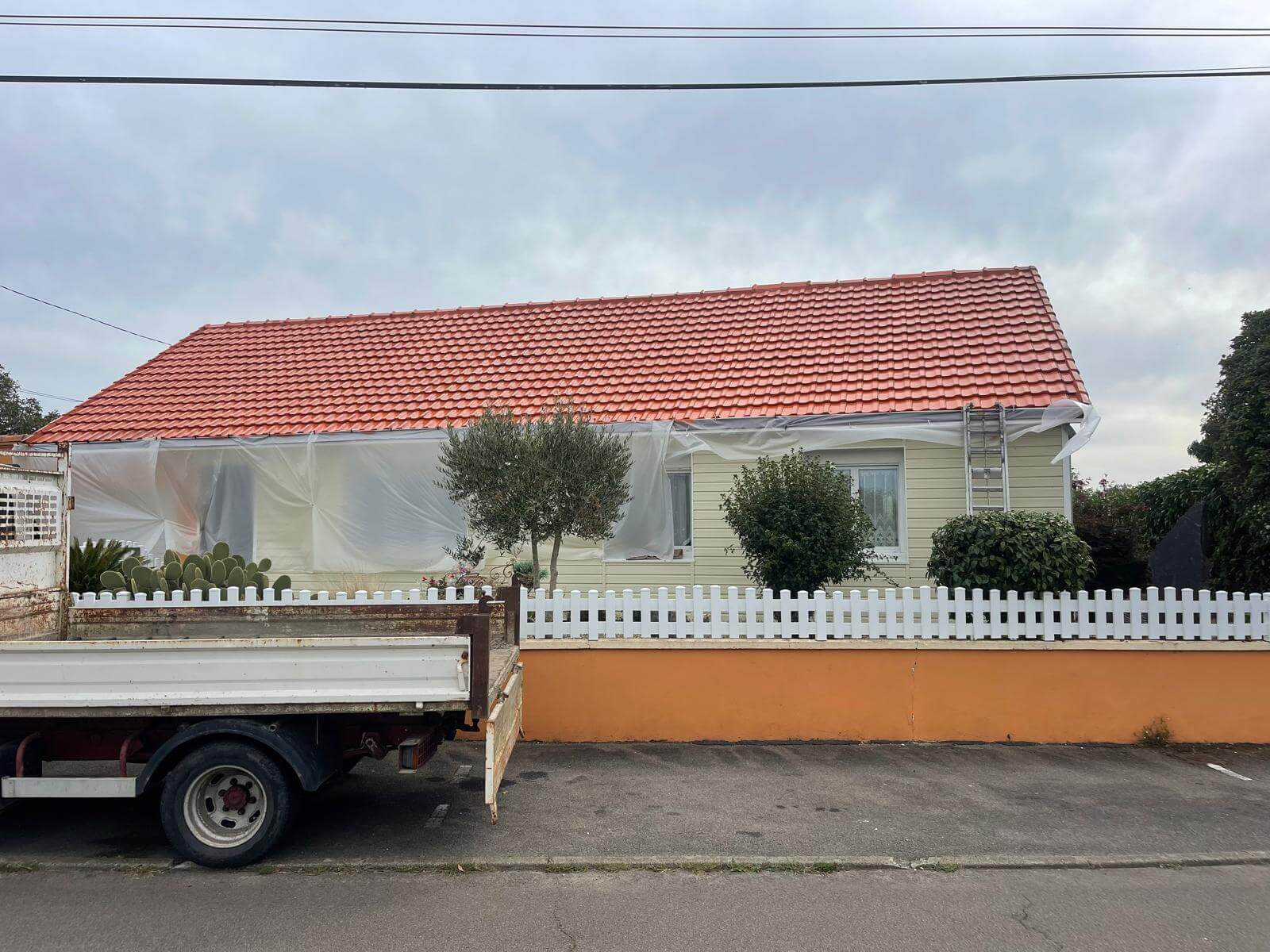 Hydrofuge coloré sur tuile 2 SC Peinture - Travaux intérieurs - Ravalement de façade - Entretien Toiture à Nantes Loire Atlantique