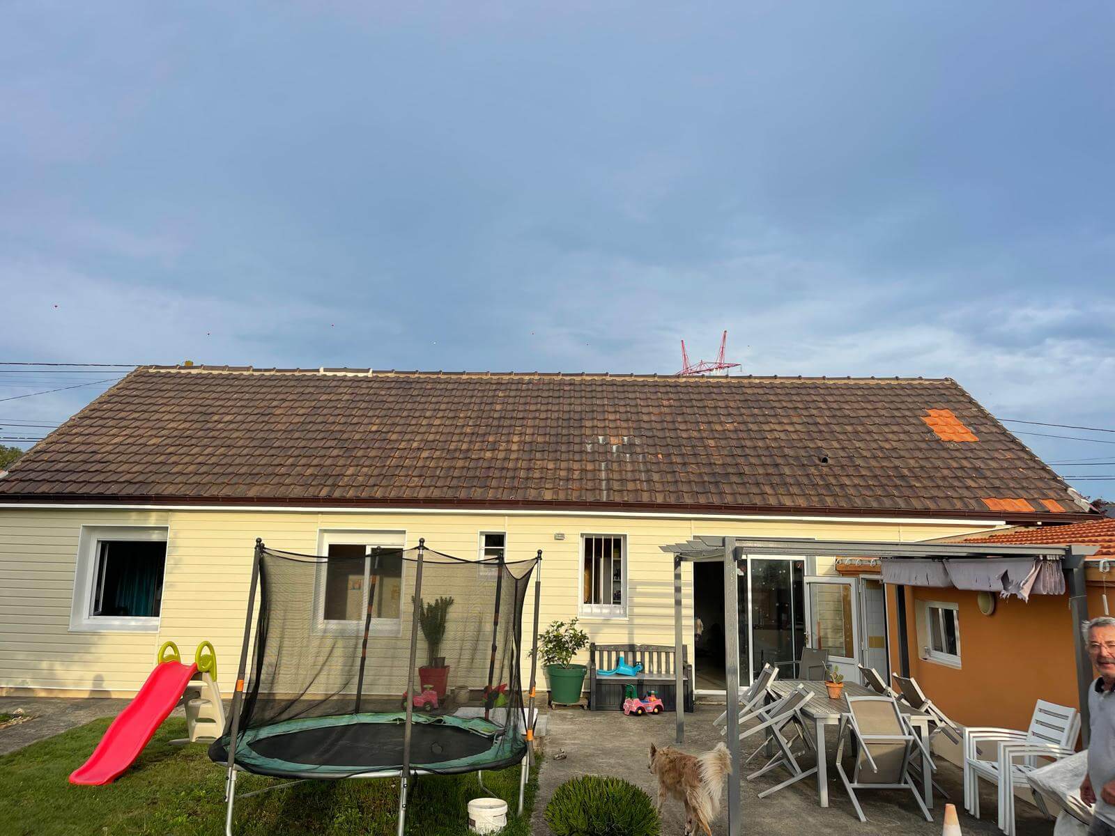 Hydrofuge coloré sur tuile 2 SC Peinture - Travaux intérieurs - Ravalement de façade - Entretien Toiture à Nantes Loire Atlantique