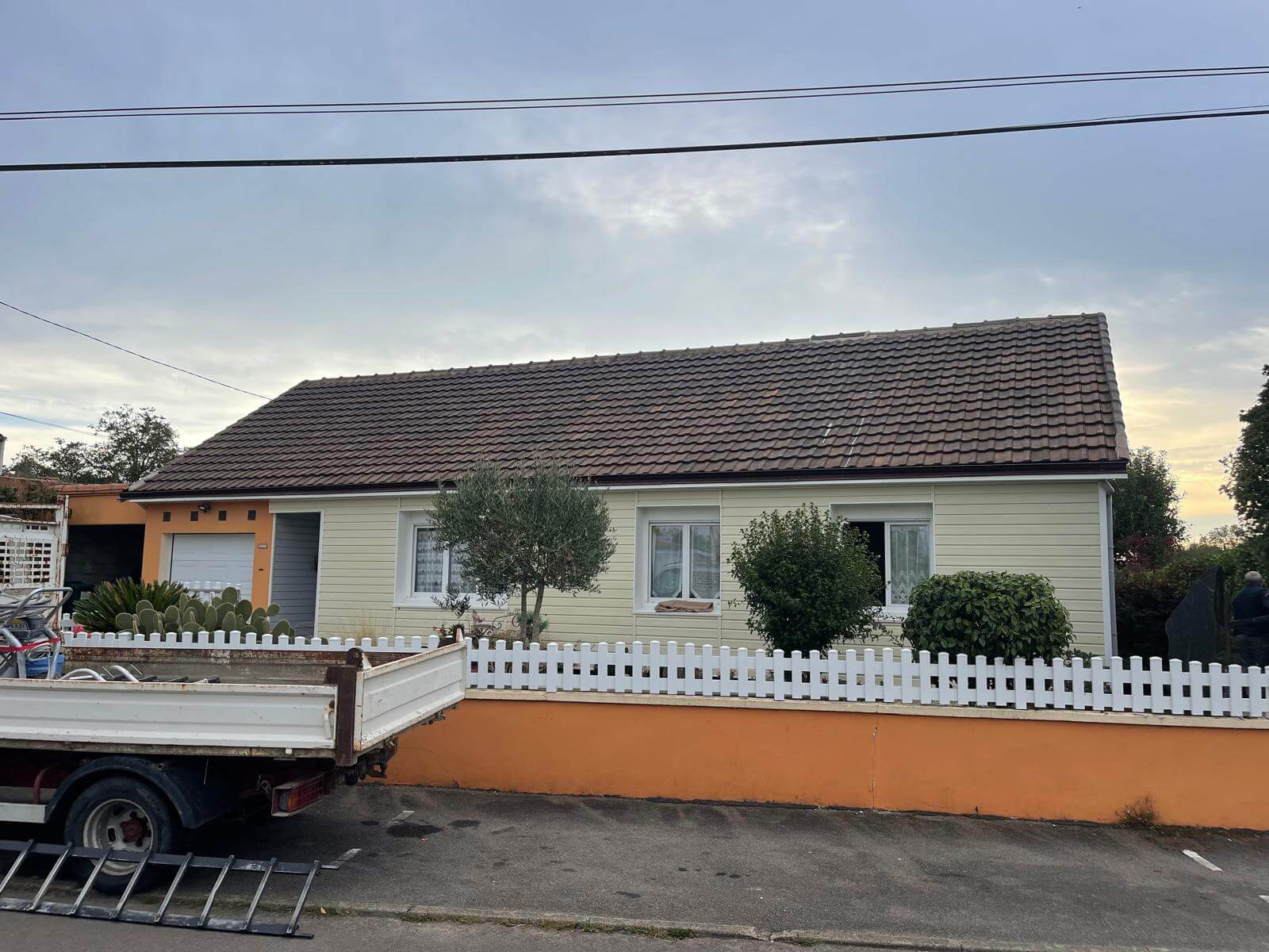 Hydrofuge coloré sur tuile 2 SC Peinture - Travaux intérieurs - Ravalement de façade - Entretien Toiture à Nantes Loire Atlantique